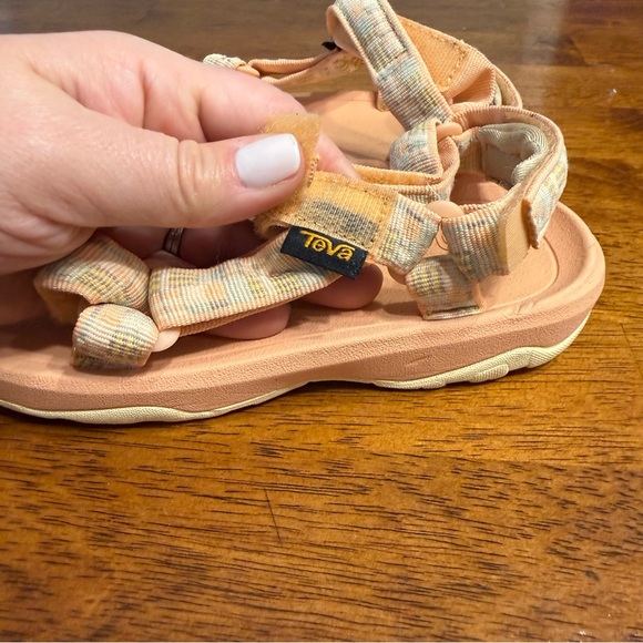 Teva Peach and Beige Sandals girls size 2 - Picture 8 of 10
